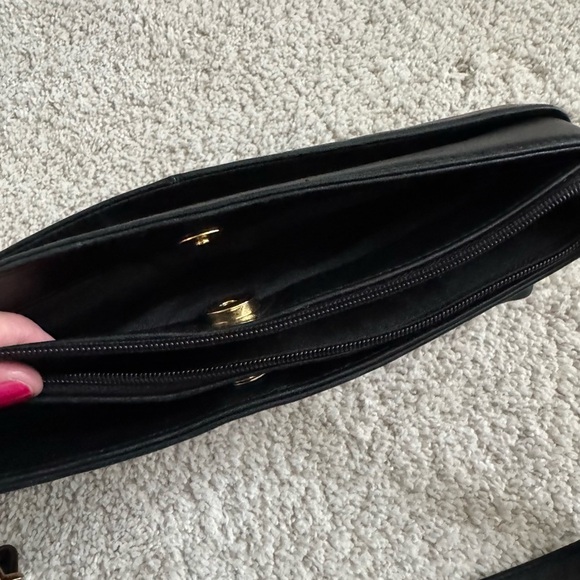 Etienne Aigner Vintage Smooth Black Leather Shoulder Bag - Picture 6 of 10